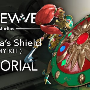 Puede incluir: Un tutorial para hacer un escudo de Urbosa de bricolaje, inspirado en el videojuego The Legend of Zelda: Breath of the Wild. El escudo es verde, rojo y dorado con un diseño floral y gemas azules y verdes. El escudo está sostenido por una figura de una mujer con cabello rojo.