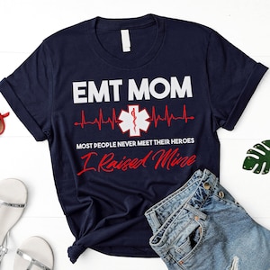 EMT Mom Shirt, Sanitäter Mom Shirt, Muttertagsgeschenk, stolze EMT Mom, die meisten Menschen treffen nie ihre Helden, die ich aufgezogen habe, Feuerwehrmann Mom Tee
