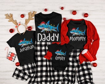 Personalisierte Haifischfamilie Passende Weihnachtspyjamas WeihnachtsHaifisch Weihnachtslichter Familienurlaub T-Shirt Haifischliebhaber Strumpf Stuffer Geschenk