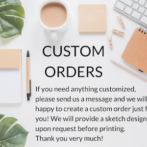 K&ouml;nnte beinhalten: Ein wei&szlig;er Hintergrund mit einer Nachricht &uuml;ber kundenspezifische Bestellungen. Der Text lautet "CUSTOM ORDERS" in gro&szlig;en schwarzen Buchstaben. Der Text darunter lautet "Wenn Sie etwas individuelles ben&ouml;tigen, senden Sie uns bitte eine Nachricht und wir erstellen gerne eine individuelle Bestellung nur f&uuml;r Sie! Wir stellen Ihnen auf Anfrage vor dem Druck einen Entwurf zur Verf&uuml;gung. Vielen Dank!"