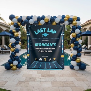 Op de afbeelding: Een spandoek voor een afstudeerfeest met de tekst "Last Lap" en "Morgan's Graduation Party Class of 2030". De banner is zwart met blauwe en gouden accenten en wordt omlijst door ballonnenbogen in marineblauw, wit en goud. Het feest wordt gehouden bij een zwembad.