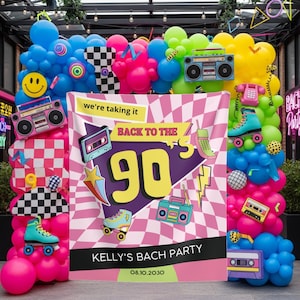 Op de afbeelding: Een levendige feestachtergrond met een thema uit de jaren 90. De banner leest "Back to the 90s" met retro graphics zoals rolschaatsen, boomboxen en cassettes. De achtergrond is omgeven door kleurrijke ballonnen.