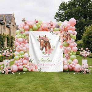 Op de afbeelding: Een verjaardagsfeestje met een banner met een paardenkop met een bloemenkrans. Op de banner staat "Welkom op Angelina's 10e verjaardag 05.20.2030". Roze en groene ballonnen en bloemstukken versieren het gebied.