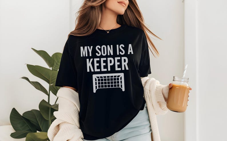 Camiseta de mamá futbolera, regalo para el Día de la Madre, camiseta de mamá portera, sudadera con capucha para mamá futbolera, regalo para mamá deportista UNISEX TEE BLACK