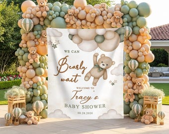 Tło do zdjęć na baby shower z misiem, napis „We Can Bearly Wait” z napisem „Witamy”, spersonalizowany baner na baby shower z motywem misia, szałwiowo-zielony gobelin z misiem