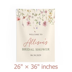 Pu&ograve; includere: Un banner rettangolare per un addio al nubilato con decorazioni floreali. Il banner misura 66 x 91 cm e presenta il testo "Welcome to Allison's Bridal Shower" e la data 06.30.2029 in un carattere corsivo.