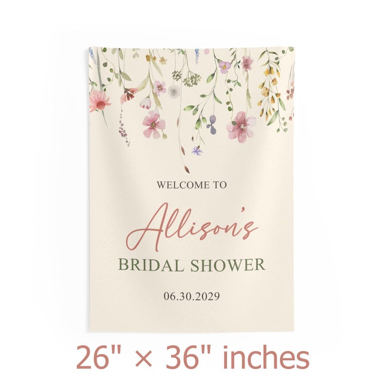 Pu&ograve; includere: Un banner rettangolare per un addio al nubilato con decorazioni floreali. Il banner misura 66 x 91 cm e presenta il testo "Welcome to Allison's Bridal Shower" e la data 06.30.2029 in un carattere corsivo.