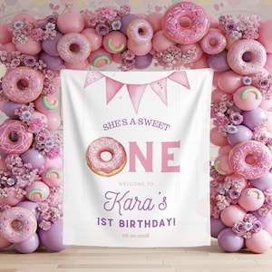 ドーナツ1歳の誕生日背景幕、彼女はスイートワンパーティーバナー、ドーナツバースデーサイン、女の子の1歳の誕生日デコレーション、カスタムドーナツタペストリーデザートサイン