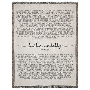 K&ouml;nnte beinhalten: Eine gewebte Wolldecke mit einem romantischen Hochzeitsgel&uuml;bde, das in schwarzer Schrift auf beigefarbenem Hintergrund gedruckt ist. Der Text enth&auml;lt die Namen "Dustin" und "Kelly" sowie das Datum "10.10.2020".