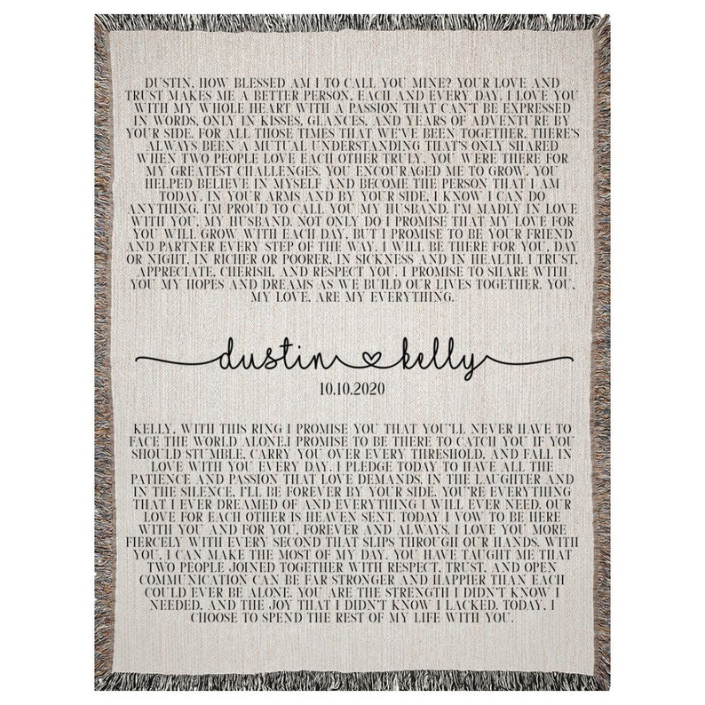 K&ouml;nnte beinhalten: Eine gewebte Wolldecke mit einem romantischen Hochzeitsgel&uuml;bde, das in schwarzer Schrift auf beigefarbenem Hintergrund gedruckt ist. Der Text enth&auml;lt die Namen "Dustin" und "Kelly" sowie das Datum "10.10.2020".