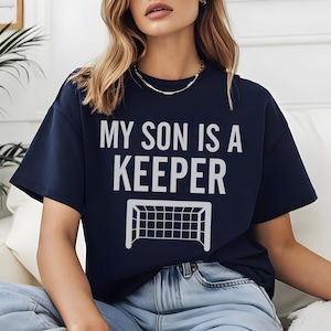 Camiseta de mamá futbolera, regalo para el Día de la Madre, camiseta de mamá portera, sudadera con capucha para mamá futbolera, regalo para mamá deportista UNISEX TEE NAVY