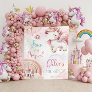 Pode incluir: Um cenário de aniversário com um unicórnio branco de asas cor-de-rosa, um arco-íris e um castelo. O texto diz Four Ever Magical, Welcome to Chloe's 4th Birthday e 07.25.2027. O conjunto é rodeado por um grande arco de balões cor-de-rosa.