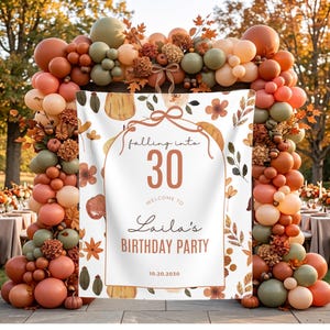 Può includere: Uno sfondo rettangolare bianco per festa di compleanno con un design ad arco e il testo "falling into 30", "WELCOME TO", "Laila's BIRTHDAY PARTY" e "10.20.2030". Il banner è decorato con illustrazioni autunnali di foglie e zucche.