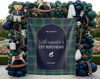 Fondo vintage preppy para primer cumpleaños, cartel de bienvenida a cuadros escoceses azul marino y verde, pancarta de primer cumpleaños para niños de clase alta, tapiz ecuestre de lujo.
