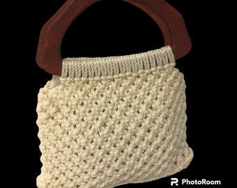 Bolso de mano de ganchillo blanco MoD vintage de los años 60 con asa de madera, cartera pequeña