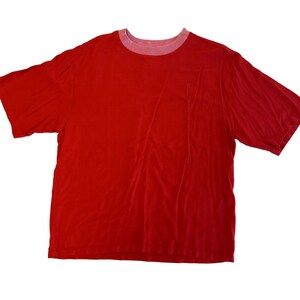 Może przedstawiać: Czerwony T-shirt z krótkim rękawem i różowym żebrowanym okrągłym dekoltem.