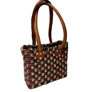 Bolso de mano de bambú tejido vintage de los años 60, bolso de mano con tejido de canasta multicolor, bolso de mano estilo hippie con asa de cuero, estilo retro