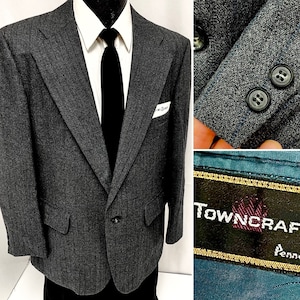 Pode incluir: Um blazer cinza de espinha de peixe com fecho de um botão. O blazer tem um bolso no peito esquerdo e uma etiqueta que diz "Towncraft" com um logotipo de coroa.