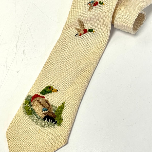 Vintage Vtg 70’s Handmade Embroidered Yarn Ducks Hunting Knit Linen Blend MOD Retro Necktie