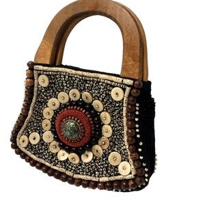 Bolso de mano tibetano vintage de los años 60 hecho a mano en la India con adornos de cuentas y asa de madera