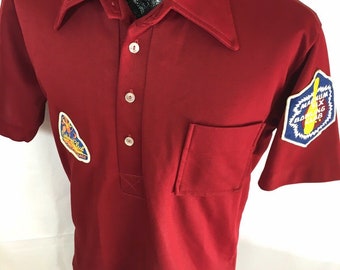 Camisa estilo polo estilo bowling estilo rockabilly con parches bordados en color granate de los años 60 y 70 para hombre, talla L