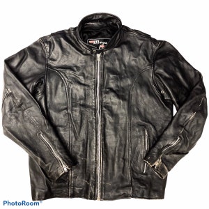 Puede incluir: Chaqueta de cuero negra para motocicleta con cierre de cremallera y una etiqueta de la marca "Mega" en el cuello.