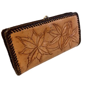 Vintage 70's HECHO A MANO Brown Tooled FLORAL Cartera con cordones de cuero BOHO Clutch Monedero