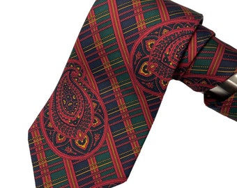 Pode incluir: Uma gravata vermelha, verde e azul com padrão paisley e design xadrez.