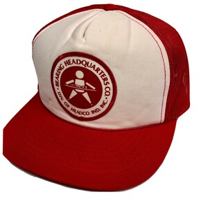 Puede incluir: Gorra de camionero blanca y roja con un logotipo rojo que dice "Bearing Headquarters Co. - Div. of Headco. Ind. Inc.".