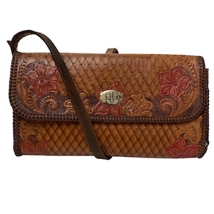 Bolso de mano vintage de cuero marrón de los años 70 hecho a mano con diseño floral de rosas rojas, estilo hippie, estilo bohemio occidental