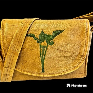 Bolso de mano vintage de vinilo texturizado dorado de los años 60 con diseño de MoD y flor de lirio verde, estilo hippie chic