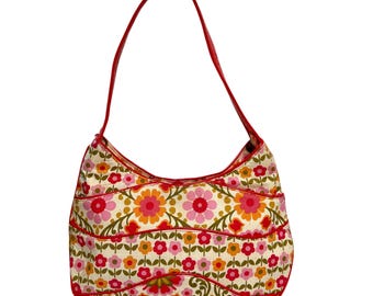 Torebka-saszetka-torba-hobo na ramię Vera Bradley Frill Folkloric z czerwonym lakierowanym paskiem Making Waves, wycofana z produkcji