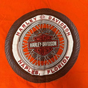 Vintage 90-tals Harley Davidson NEED FOR SPEED Naples Florida neonorange fram- och bakmotorcykelhjulslogotyp Biker 1997 T-shirt USA 2XL
