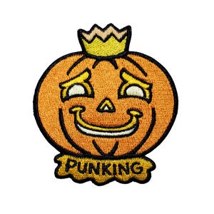 Puede incluir: Parche de hierro bordado naranja y amarillo de una calabaza sonriente con una corona y el texto "PUNKIN".
