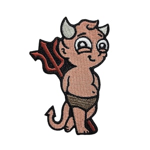 Puede incluir: Parche bordado con un diablo de dibujos animados con un tridente rojo y cuernos pequeños. El diablo está representado en tonos marrones y beige, vistiendo un taparrabos marrón. El parche tiene un borde negro y está sobre un fondo blanco.
