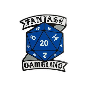 Puede incluir: Un dado D20 azul y blanco con las palabras "FANTASY" y "GAMBLING" en texto negro sobre un fondo blanco. El dado es un polígono de veinte caras con números blancos.