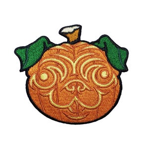 Puede incluir: Una calabaza naranja con una cara de pug tallada y hojas verdes. La calabaza es una decoración de Halloween.