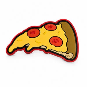 Puede incluir: Un parche de goma con forma de porción de pizza de pepperoni. El diseño presenta una base de queso amarilla con tres círculos de pepperoni rojos, un borde de corteza marrón y un contorno rojo grueso. La superficie tiene un acabado mate liso.