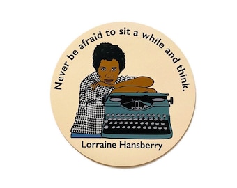 Puede incluir: Una pegatina redonda con fondo beige que presenta una ilustración en blanco y negro de una mujer sentada en una máquina de escribir. El texto "Never be afraid to sit a while and think." está escrito en un círculo alrededor de la mujer. El texto "Lorraine Hansberry" está escrito debajo de la mujer.