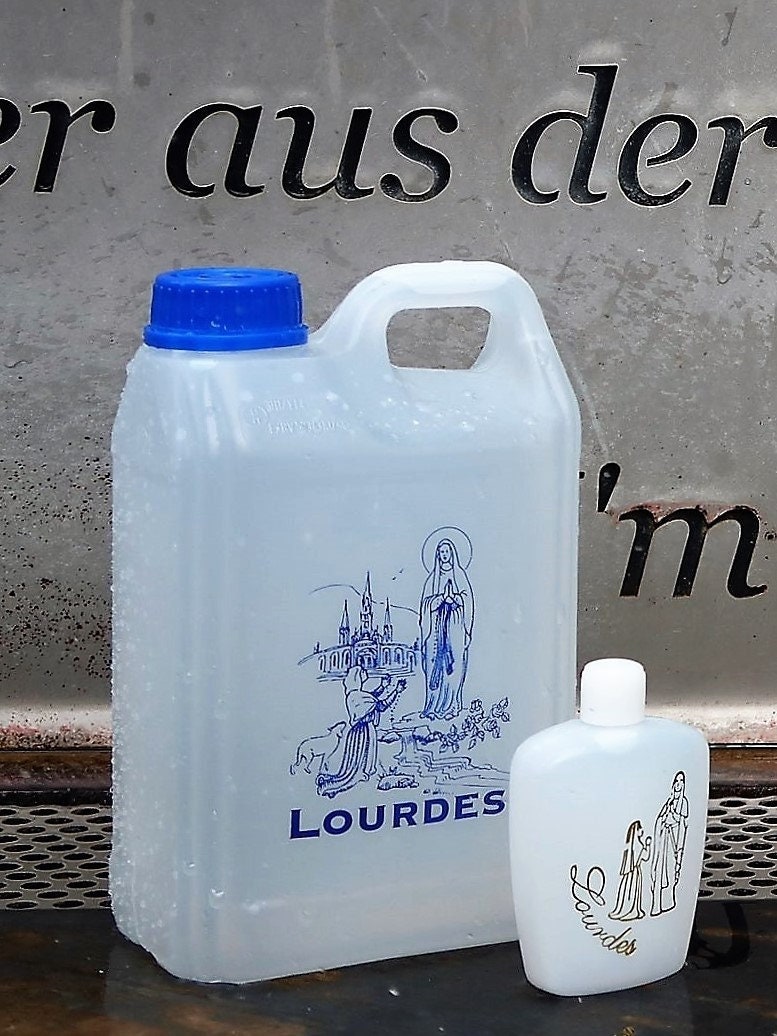 Bidon plastique de 5 litres d'eau de Lourdes.