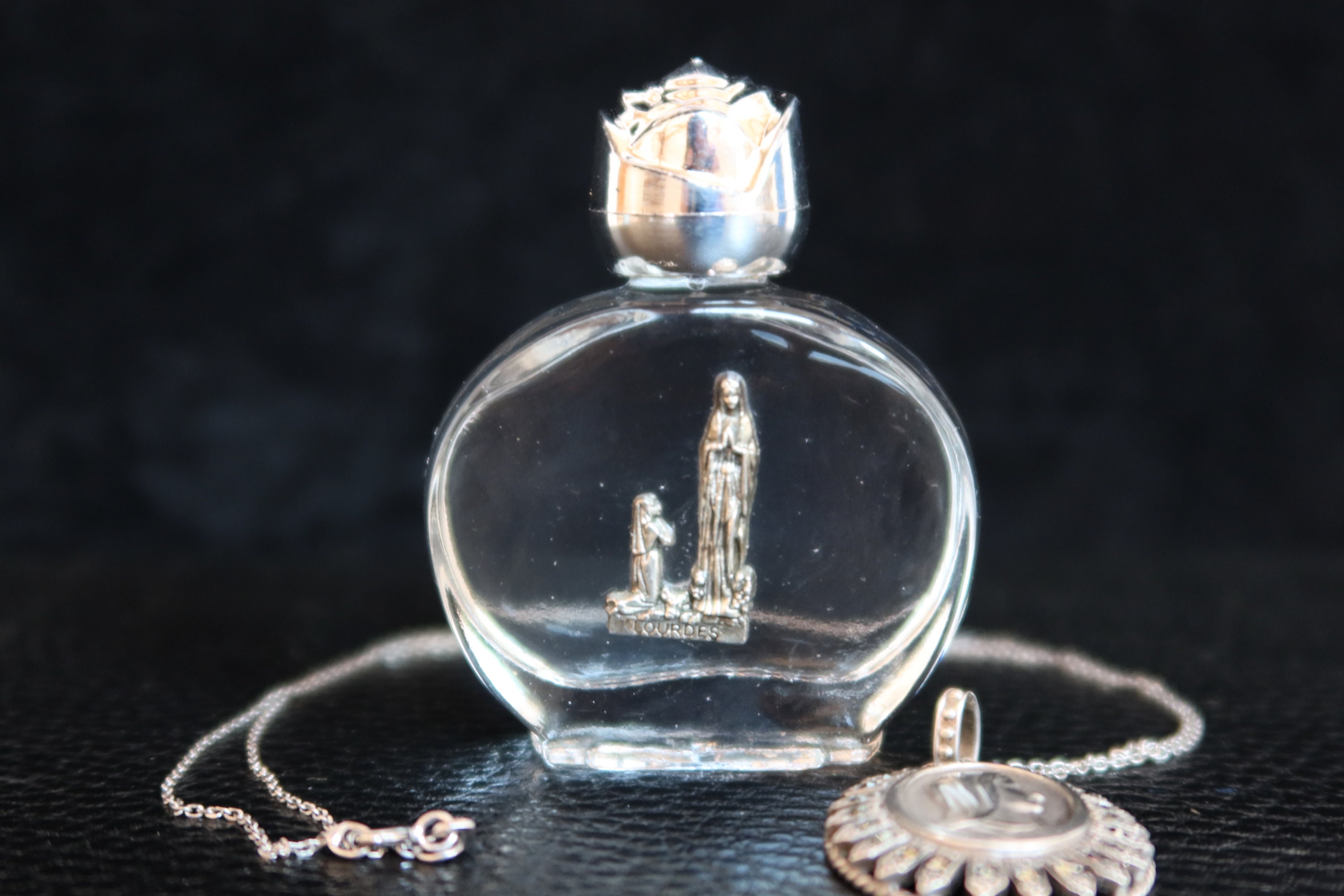 Offre Speciale 4 Bouteilles Deluxe Glass Lourdes Eau Directement de La Source Sainte