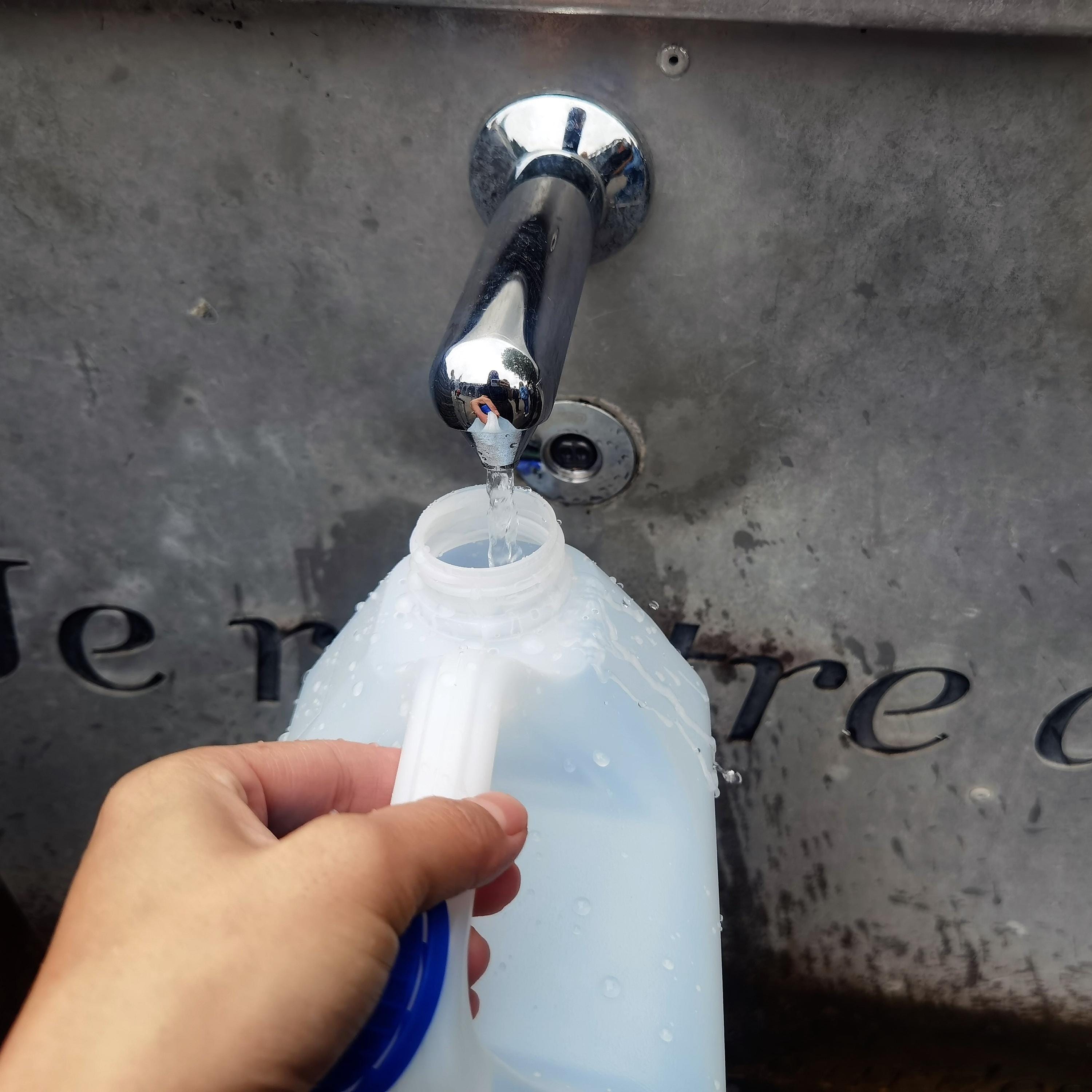 2リットル ルルド水 聖なる洞窟からの新鮮で純粋な水 - Etsy 日本