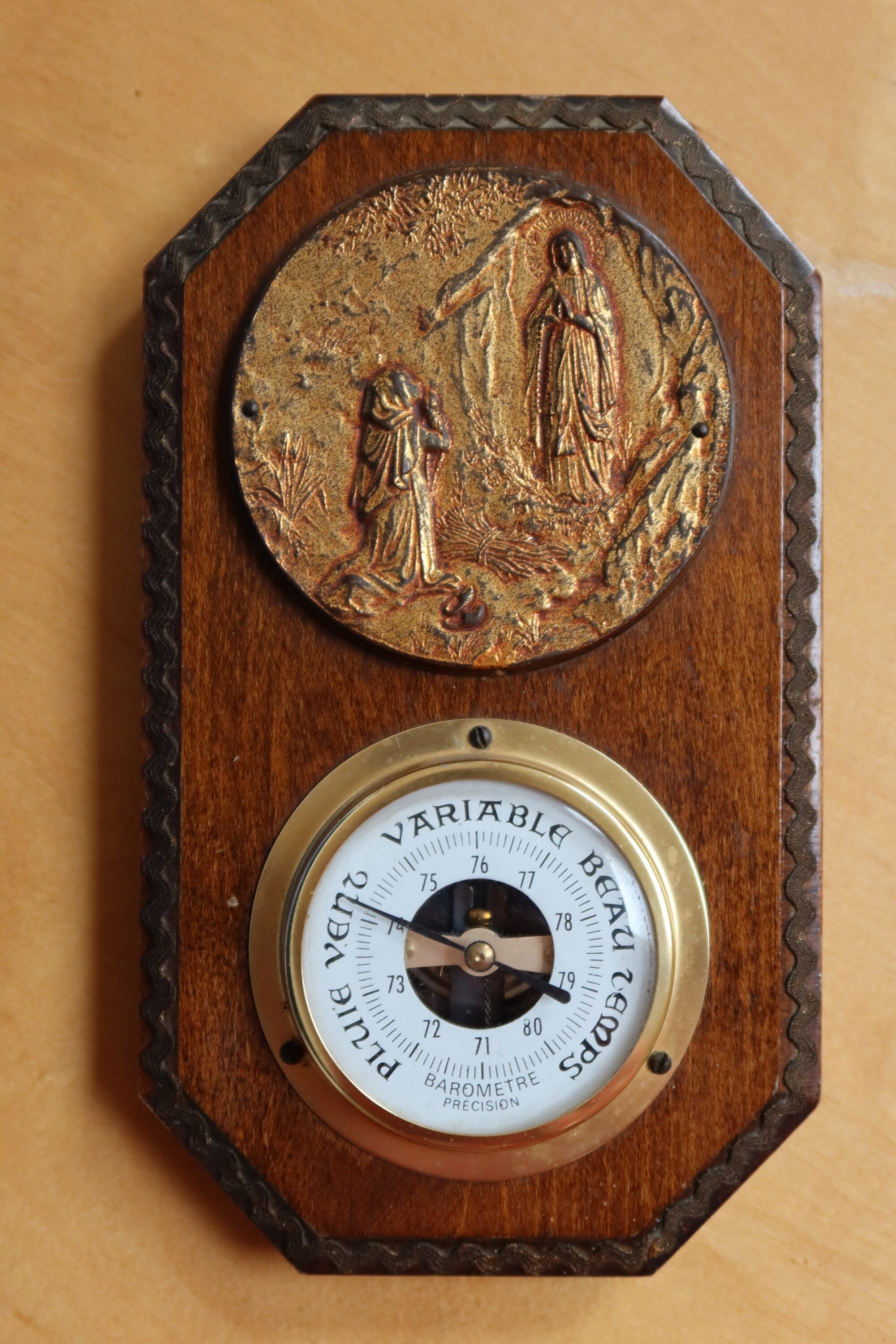 Vierge Marie et Bernadette, Plaque Sanc. de N.d. Lourdes avec Baromètre