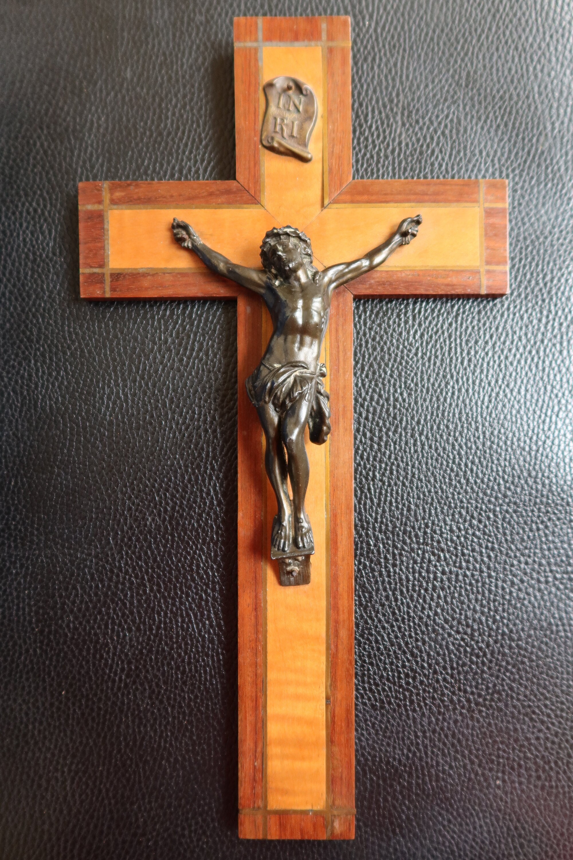 Corpus Christy Bronze, 13, 8 Pouces/35 cm Crucifix Bois et Incrustation de Soutiens-Gorge; Vers 1910