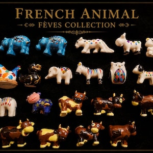 Puede incluir: Una colección de figuritas de animales de cerámica, incluyendo hipopótamos, osos, vacas y una cebra, con detalles pintados de colores. Las figuritas están dispuestas sobre un fondo negro, con el texto "FRENCH ANIMAL FÈVES COLLECTION" en la parte superior.
