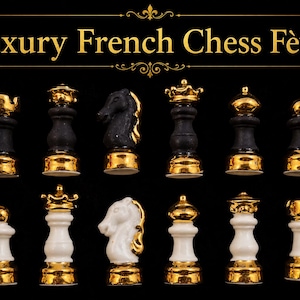 Puede incluir: Un conjunto de piezas de ajedrez francesas de lujo con detalles dorados. Las piezas son negras y blancas con detalles dorados. La imagen incluye el texto "Luxury French Chess Fèves" en letras doradas.