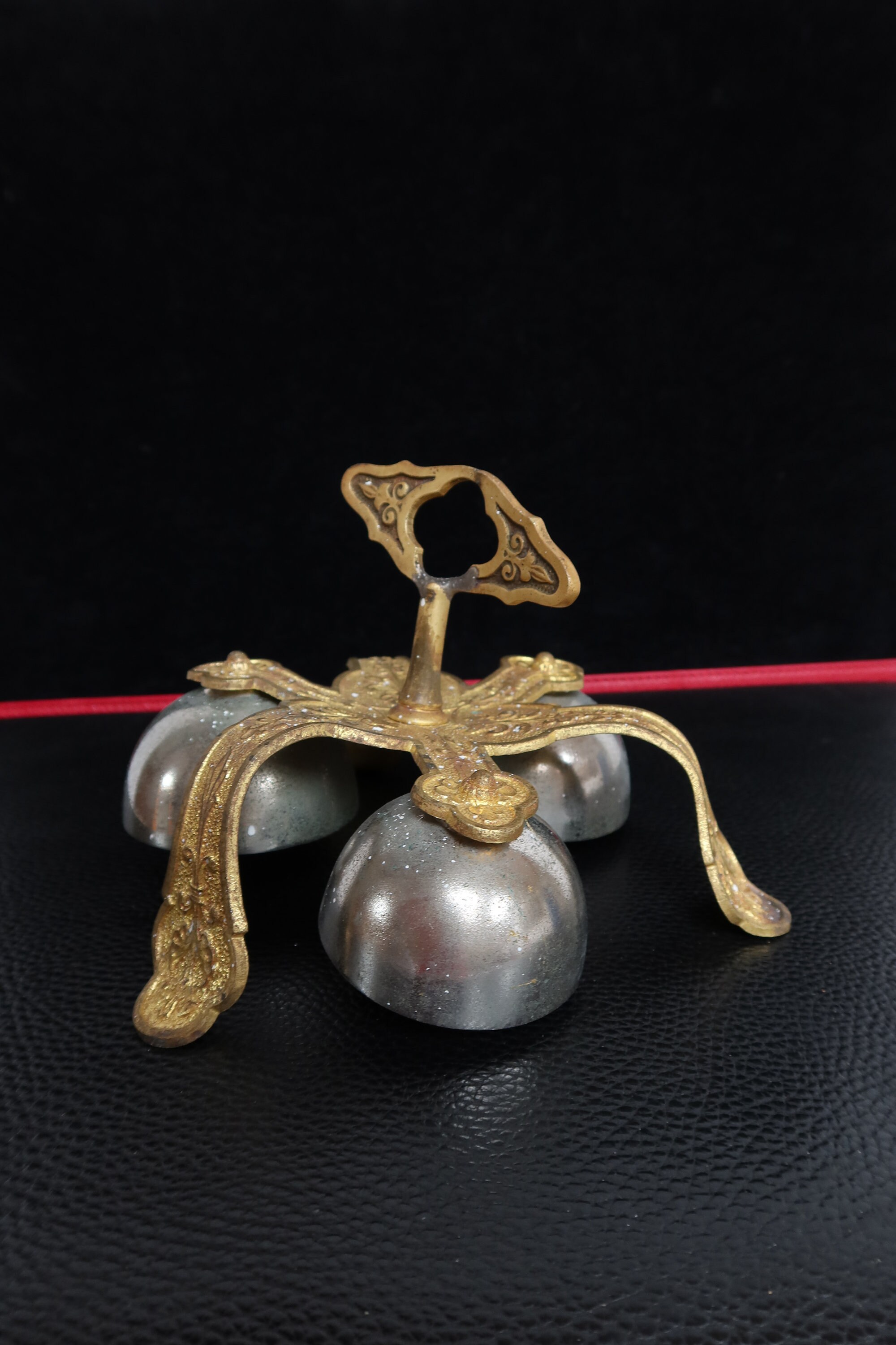 Cloche d'autel de Trois Cloches, Une Deuxième Vie Pour L'attention en Cas Besoin.