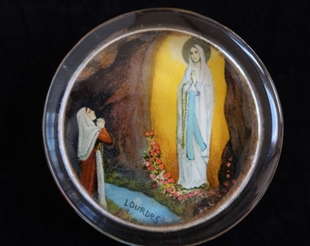 Virgin Mary Paperweight exposes the miracle about the water of Lourdes to Bernadette Soubirous.