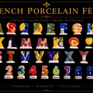 Puede incluir: Colección de fèves de porcelana francesa, con el alfabeto y números, cada una decorada con diseños coloridos. El texto "FRENCH PORCELAIN FÈVES" se muestra en la parte superior, con "VINTAGE COLLECTION MADE IN FRANCE" debajo.