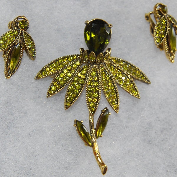 signed hollycraft brooch and earring set